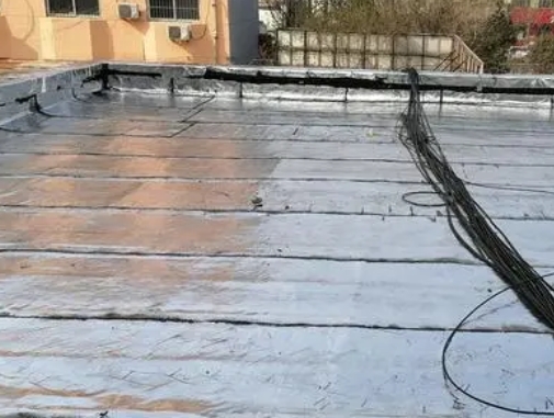 宜都卫生间漏水维修公司分享下宜都屋面楼顶防水刚性防水层施工要点。